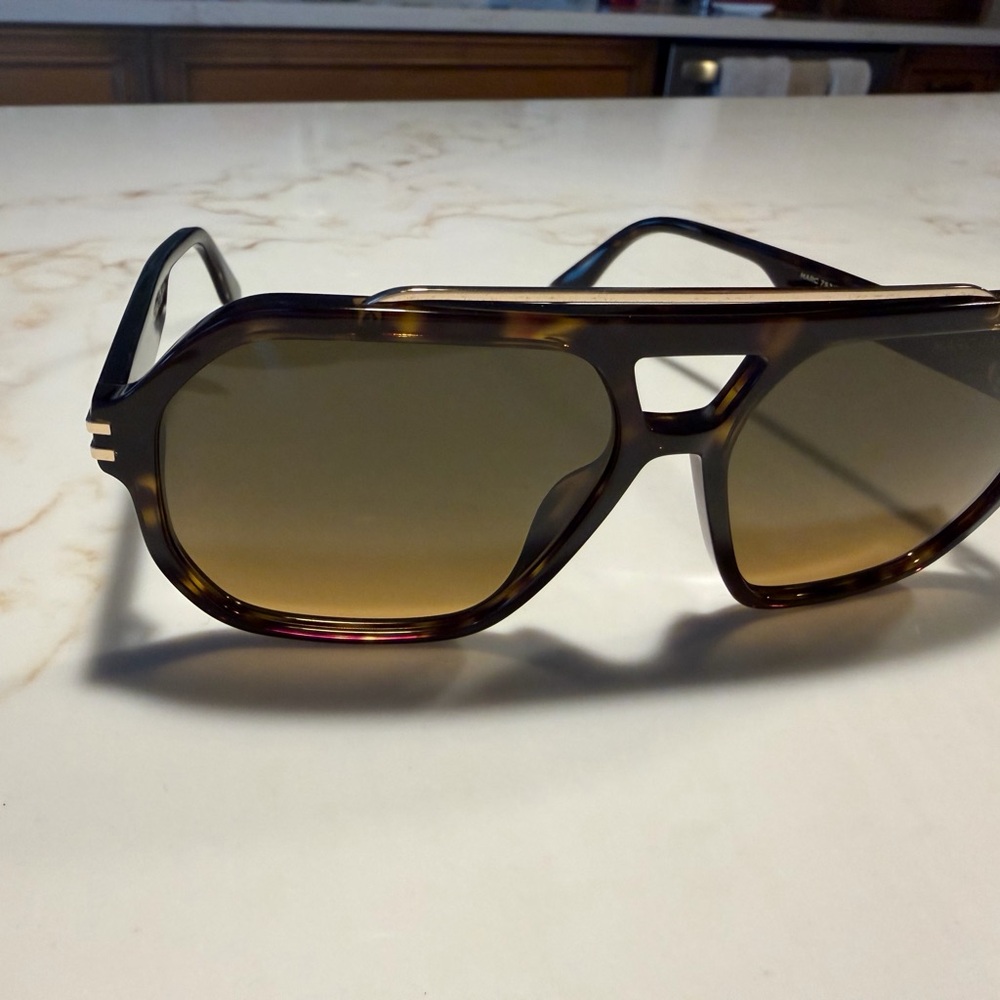 Marc Jacob’s Stylish Tortoiseshell Sunglasses Wit… - image 1